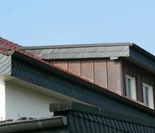 Pfannendaches mit Ortgänge mit Naturschiefer verkleidet, Dachdecker Wisser, Limburg