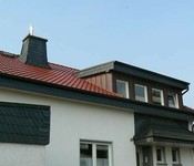Einfamilienhaus eingedeckt mit Tonpfannen Typ Braas Rubin, Dachdecker Wisser, Limburg
